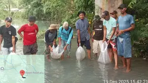 Kepala Desa Rambay dan warga tebar benih ikan di empat aliran sungai tepatnya di Desa Rambay, Kecamatan Tegalbuleud, Kabupaten Sukabumi. (Sumber : Istimewa.).