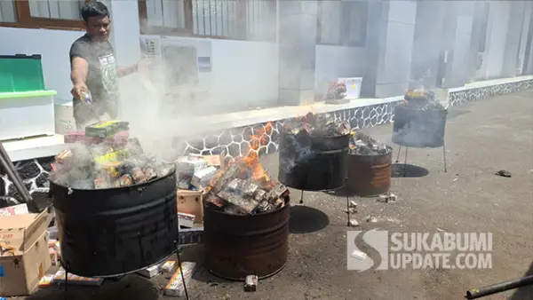 Kejaksaan Negeri Kabupaten Sukabumi saat Memusnahkan Barang bukti dari ratusan perkara pidana yang telah inkracht. (Sumber : SU/Ibnu Sanubari).