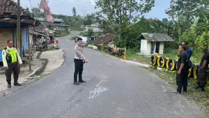 Petugas kepolisian saat olah TKP kecelakaan lalu lintas antara sepeda motor dan kendaraan Isuzu Box di Jalan Raya Jayanegara, Desa Kabandungan, Kecamatan Kabandungan, Kabupaten Sukabumi, Senin (22/12/2025). (Sumber : Polisi)