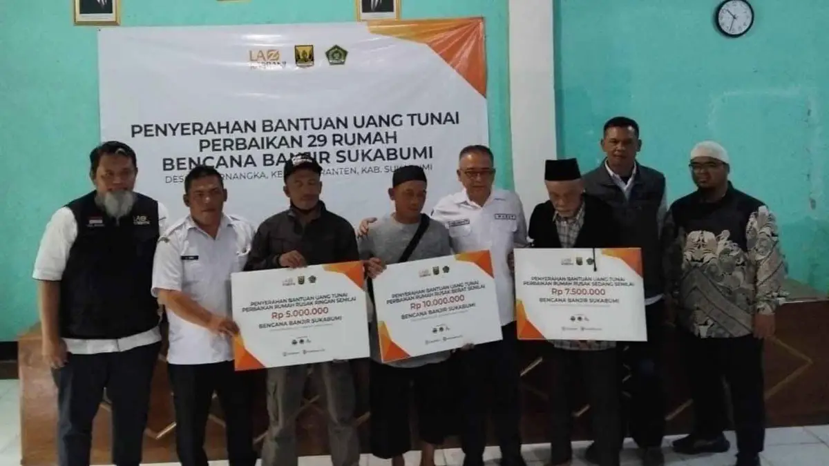 LAZ Rabbani menyerahkan bantuan uang tunai untuk korban bencana alam di Desa Datarnangka, Kecamatan Sagaranten, Kabupaten Sukabumi pada Rabu (18/12/2024).