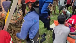 Petugas Damkar Jampangkulon saat melakukan evakuasi nenek lansia yang tewas terperosok ke dalam sumur 3 meter. (Sumber: Dok Damkar)