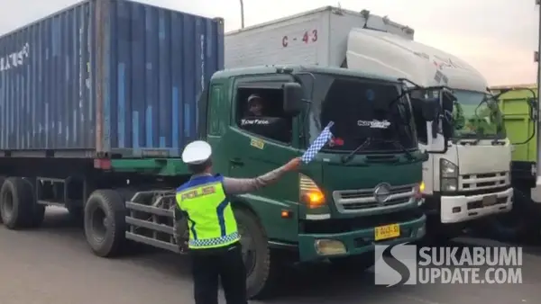 Penyetopan truk sumbu tiga oleh Polisi di Jalur Lingkar Selatan Sukabumi. Selasa (23/12/2025). (Sumber: SU/Turangga Anom)