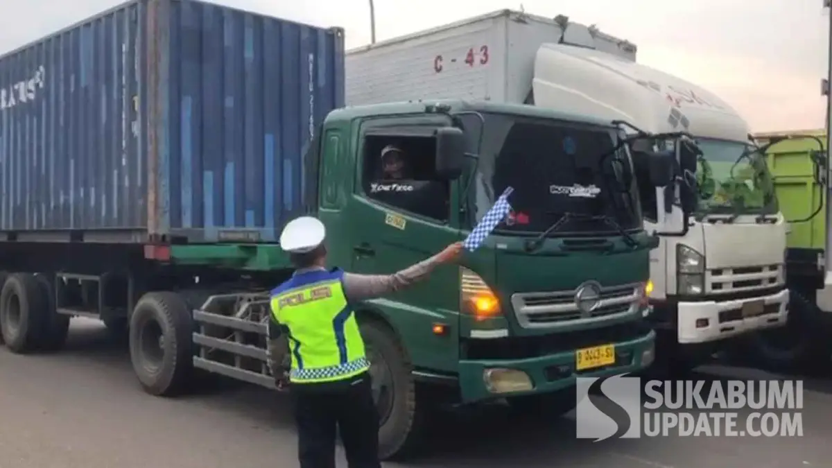 Jelang Nataru, Puluhan Truk Sumbu Tiga Disetop Polisi di Jalur Lingkar Selatan Sukabumi
