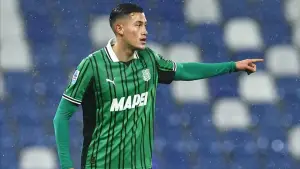 Aksi Jay Idzes di laga menghadapi Fiorentina pada gelaran Serie A (Sumber: Instagram/@jayidzes)