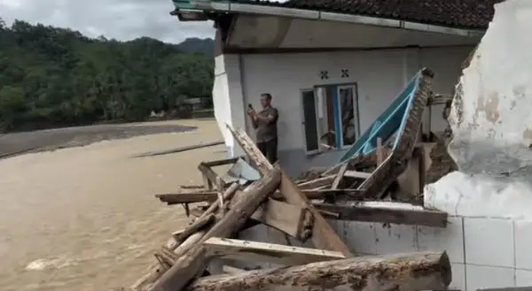 Kepala DPMD Jabar Ade Afriandi saat terjun langsung ke lokasi terdampak banjir bandang luapan Sungai Cidadap, Simpenan Sukabumi. (Sumber Foto: IG dpmdesajabar)