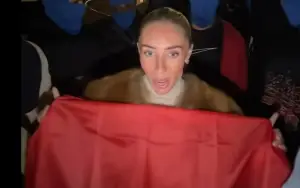 Bonnie Blue Dikecam Usai Diduga Lecehkan Bendera Merah Putih di Depan KBRI London (Sumber : Tiktok/@viral_viral)