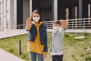 Ilustrasi 5 Kebiasaan Sederhana agar Anak Tidak Mudah Flu Saat Musim Hujan (Sumber: Freepik/@prostooleh)