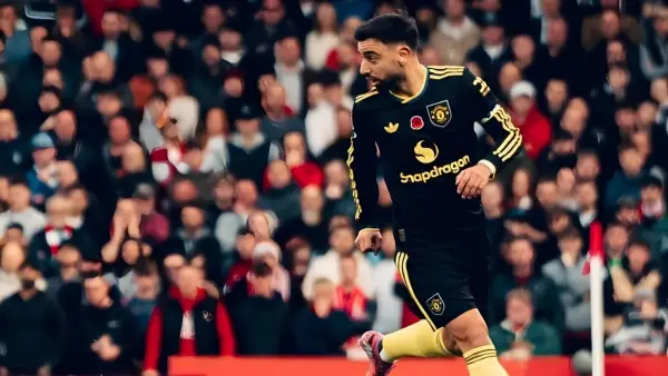 Aksi Bruno Fernandes saat membela Manchester United saat menghadapi Nottingham Forest (Sumber: Instagram/@brunofernandes8)