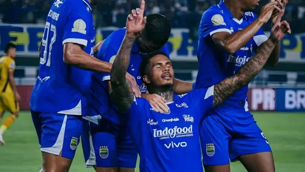 Selebrasi Ramon Tanque setelah mencetak gol ke gawang Bhayangkara di ajang Super League 2025 (Sumber: Instagram/@ramon_tanque98)