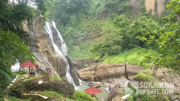 Keindahan curug caweni yang berlokasi di Desa/Kecamatan Cidolog, Kabupaten Sukabumi. yang layak untuk dikunjungi di libur nataru. (Sumber: SU/Ragil Gilang)