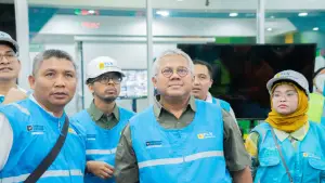 Rombongan dipimpin oleh Anggota Dewan Komisaris PLN Indonesia Power Arief Budiman, bersama Ardinanda Sinulingga, Bin Nahadi, serta Anthony Leong selaku Komisaris Independen | Foto : Dok. PLN