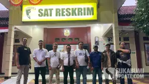 Warga Kecamatan Kabandungan, Sukabumi bersama kuasa hukum usai melaporkan Oknum Wartawan ke Polres Sukabumi. Rabu (24/12/2025). (Sumber: SU/Ilyas Supendi)