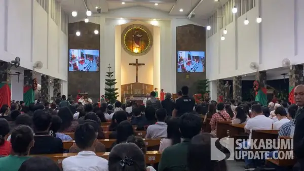 Perayaan malam Natal tahun 2025 di Gereja Katolik Santo Joseph Sukabumi. Rabu (24/12/2025). (Sumber: SU/Turangga Anom)