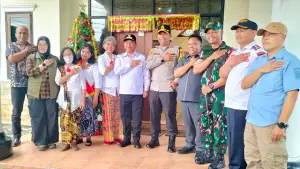 Kapolres Sukabumi AKBP Samian bersama Wakil Bupati Sukabumi Andreas bersama jemaat Gereja Katolik St. Fransiskus Asisi di perayaan Natal tahun 2025.