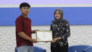 Pemateri, Turangga Anom (kiri baju merah kacamata) dalam acara Workshop Jurnalistik yang berlangsung Kampus UMMI pada Selasa (22/12/2025). (Sumber : Istimewa.).