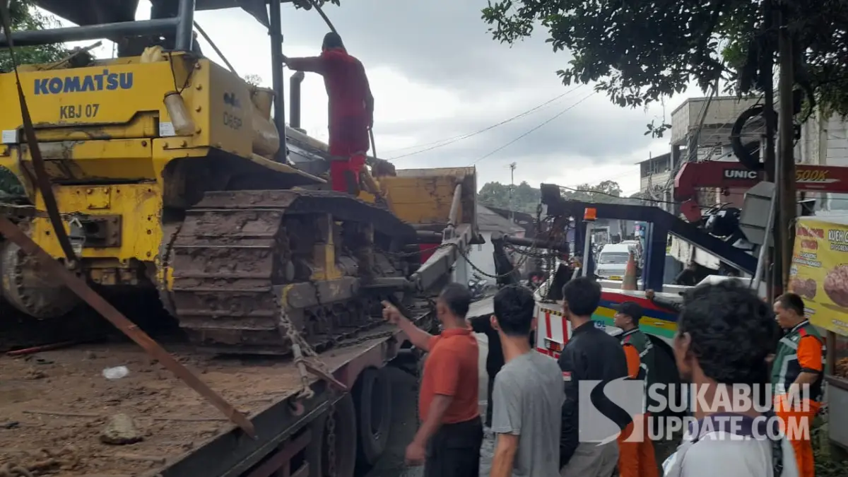 Truk Pengangkut Alat Berat Mogok Berjam-jam di Caringin-Cidahu Sukabumi, Arus Lalin Tersendat