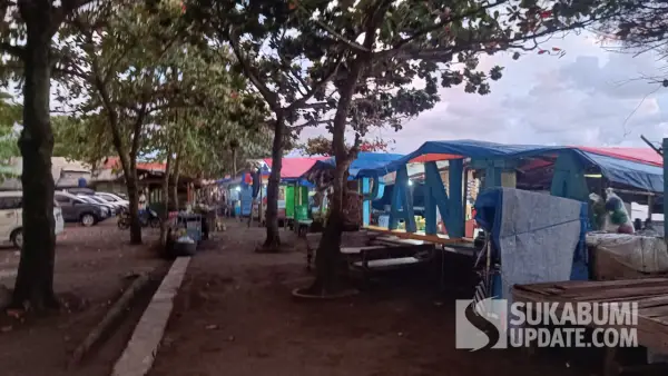 Kawasan jogging track di Pantai Palabuhanratu yang dipenuhi pedagang. Kamis (25/12/2025). (Sumber: SU/Ilyas Supendi)