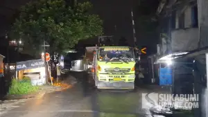 Truk pengangkut alat berat yang mogok masih tertahan di Jalan Caringin-Cidahu, Kabupaten Sukabumi dan belum dievakuasi hingga Kamis (25/12/2025) pukul 21:00 Wib. (Sumber: SU/Ibnu Sanubari)