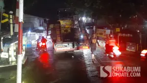 Truk pengangkut alat berat yang mogok di Jalan Caringin-Cidahu, Cicurug, Kabupaten Suikabumi. Kamis (25/12/2025). (Sumber: SU/Ibnu Sanubari)