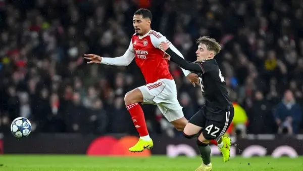 Aksi William Saliba saat berudel dengan Lennart Karl di laga Arsenal vs Bayern Munchen (Sumber: Instagram/@w.saliba4)