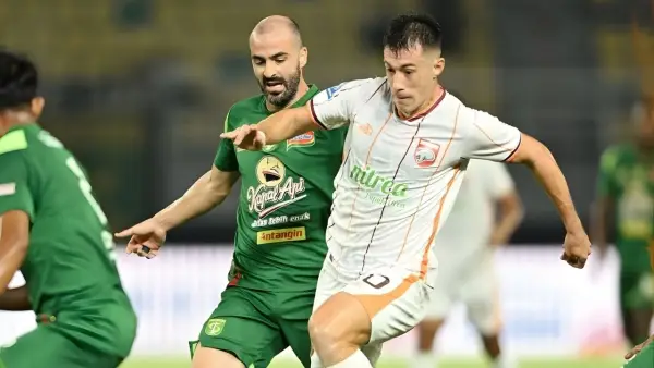 Aksi Mariano Peralta mencoba melepaskan pengawalan dari pemain Persebaya Surabaya pekan lalu (Sumber: Instagram/@borneofc)