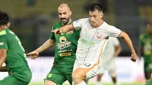 Aksi Mariano Peralta mencoba melepaskan pengawalan dari pemain Persebaya Surabaya pekan lalu (Sumber: Instagram/@borneofc)