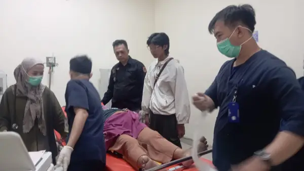 Wanita paruh baya asal Cikembar yang meninggal dunia di klinik terapi Cikembar saat hendak dievakuasi. Jumat (26/12/2025). (Sumber: Istimewa)