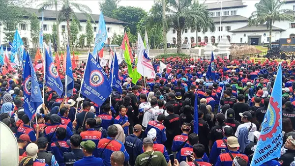 Serikat Pekerja Tekstil, Sandang, dan Kulit Serikat Pekerja Seluruh Indonesia (SP TSK SPSI) Kabupaten Sukabumi, saat demo terkait SK UMP, UMK, dan UMSK 2026 di Gedung Sate Bandung. (Sumber : FSP TSK SPSI Kabupaten Sukabumi).