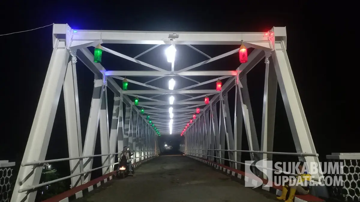 Manfaatkan Lampion Bambu Warga Lokal, Jembatan Cikarang Bersolek Sambut Nataru 2025-2026