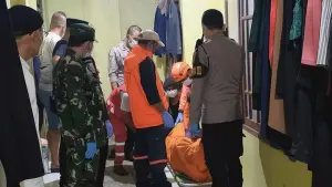 Petugas gabungan mengevakuasi jenazah pria paruh baya yang ditemukan meninggal dunia di kamar kosnya di Kelurahan Tipar, Kecamatan Citamiang, Kota Sukabumi, Jumat (26/12/2025) malam. (Sumber Foto: Istimewa)