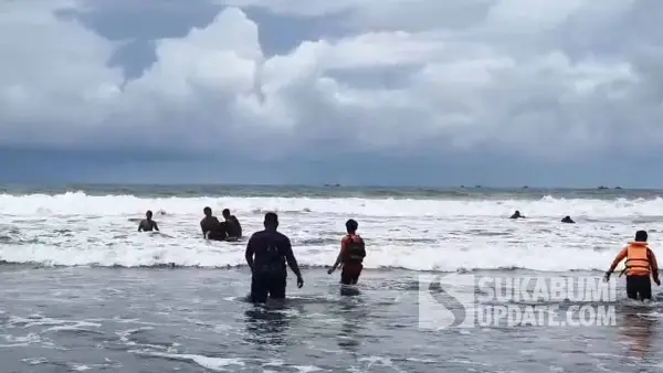 Petugas bersama warga saat mengevakuasi jasad wisatawan asing yang tewas terseret ombak di Pantai Karanghawu Cisolok Sukabumi. (Sumber Foto: Istimewa)
