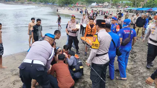 Petugas saat memberikan pertolongan pertama usai mengevakuasi korban dari tengah laut Pantai Karanghawu Cisolok Sukabumi. (Sumber Foto: Istimewa)