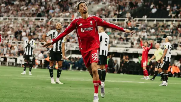 Selebrasi Hugo Ekitike setelah mencetak gol ke gawang Newcastle United (Sumber: Instagram/@hekitike)