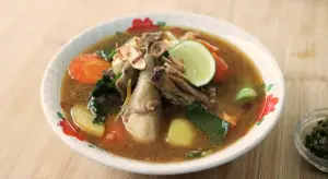 Resep Sop Ayam Tauco ala Swike Jatiwangi,  Menu Gurih Hangat di Musim Hujan (Sumber : Youtube | Devina Hermawan)
