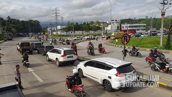 Arus lalu lintas di kawasan Sukabumi Utara tepatnya di Exit Tol Parungkuda pada masa libur Natal 2025, Sabtu (27/12/2025). (Sumber : SU/Ibnu Sanubari).