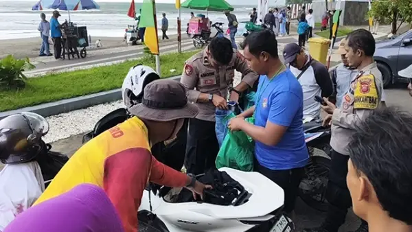 Petunjuk dari Motor Sewa Ungkap Identitas Wisatawan Tewas di Pantai Karanghawu (Sumber : Istimewa.).