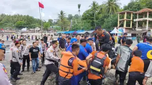 Proses evakuasi WNA Afganistan yang tenggelam di Pantai Karanghawu Cisolok Sukabumi (Sumber: dok tim)