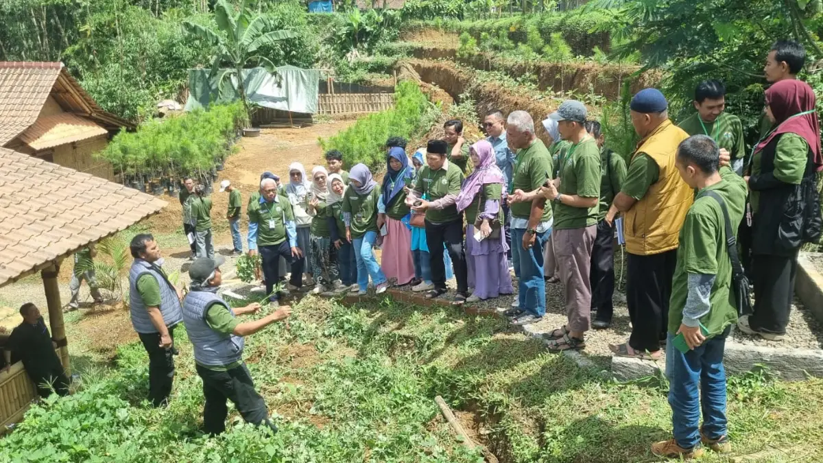 Workshop dan Pelatihan Budidaya Ubi Jepang Hidroponik Minggu (28/12/2025) di Kebun Hidroponik Cisarua, Kecamatan Cikole Kota Sukabumi.