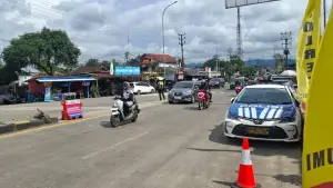Kondisi arus lalulintas di sekitar exit tol Parungkuda, Kabupaten Sukabumi, Minggu (28/12/2025) petang | Foto : Ibnu Sanubari