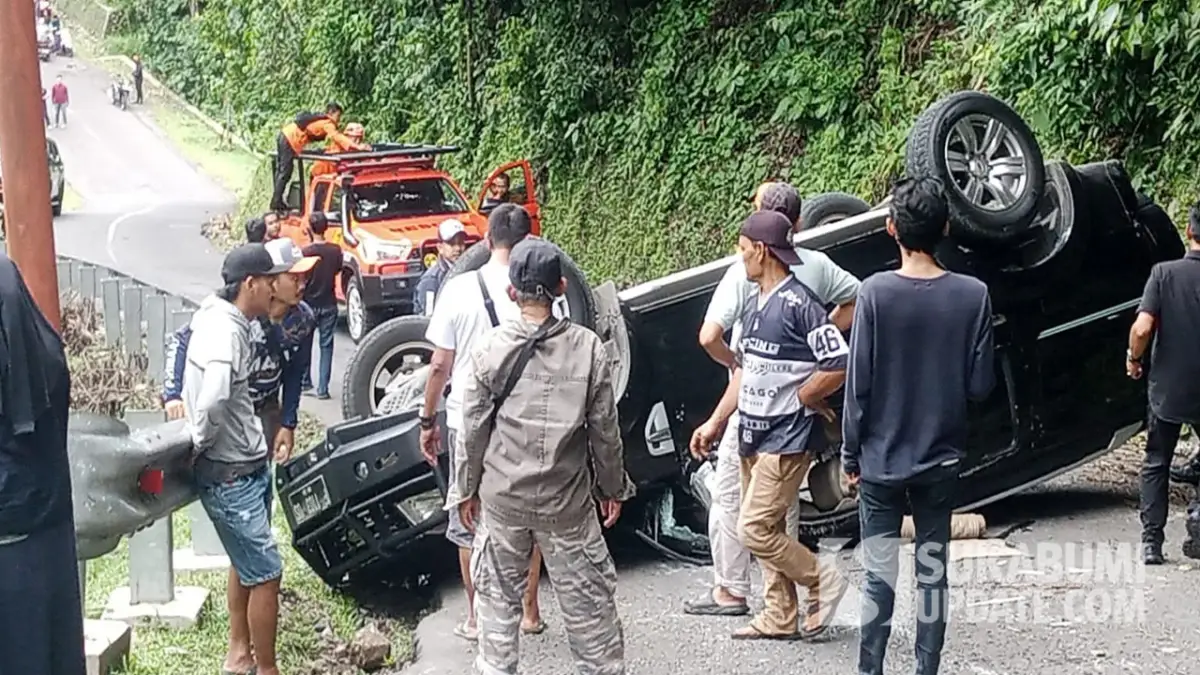 Mobil Wisatawan Asal Nagrak Sukabumi Terguling di Tanjakan Cisarakan, Satu Keluarga Selamat