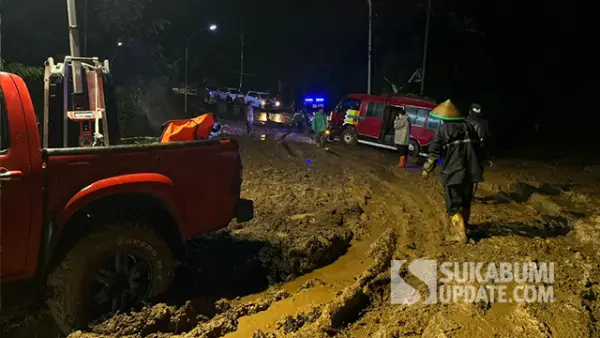 Kondisi saat kendaraan melintas jalan berlumpur di Jalan Provinsi Sukabumi-Purabaya yang terdampak longsoran. (Sumber : SU/Turangga Anom).