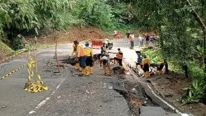 Jalan Provinsi Sukabumi–Sagaranten yang mengalami kerusakan parah akibat pergerakan tanah. (Sumber : Dinas PU Bina Marga Provinsi Jawa Barat.)