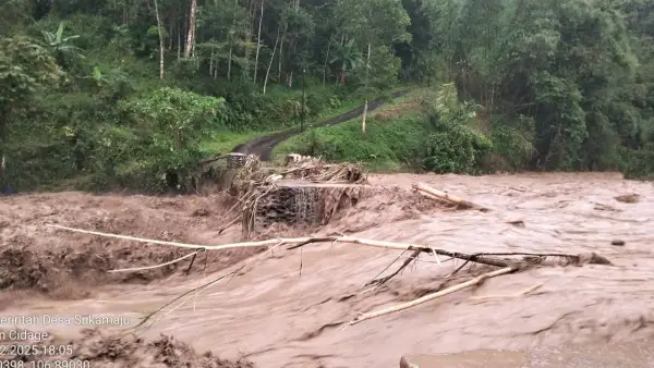 Kondisi Sungai Cicadas di Nyalindung yang meluap sebabkan banjir di sejumlah titik. Senin (29/12/2025). (Sumber: Istimewa)