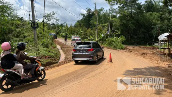 Titik longsor di Jalan Provinsi di Kecamatan Nyalindung, Kabupaten Sukabumi usai dievakuasi masih menyisakan lumpur tipis yang menutupi jalan. Senin (29/12/2025). (Sumber: SU/Turangga Anom)