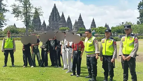 Petugas kepolisian mendampingi 10 pelajar asal Cibadak Sukabumi yang nekat menyusup ke kawasan Candi Prambanan dengan melompati pagar pada Minggu (28/12/2025). (Sumber Foto: Dok. Humas Polsek Prambanan)