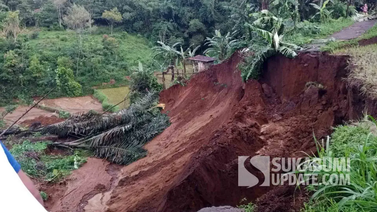 Longsor Putus Akses Desa dan Rusak Sawah di Nyalindung Sukabumi, Warga Butuh Alat Berat