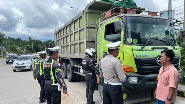 Pembatasan operasional truk besar sumbu 3 selama libur nataru di Sukabumi (Sumber: sukabumiupdate)
