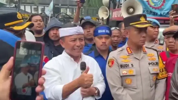 Sekda Jabar Herman Suryatman saat temui massa buruh di depan Gedung Sate yang berunjuk rasa agar SK UMSK 2026 direvisi, Senin (29/12/2025). (Sumber Foto: Video Humas Polda Jabar)