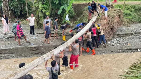 Warga bersama Satuan Samapta Polres Sukabumi, pemcam Nyalindung dan Pemdes Bojongsari bangun jembatan darurat