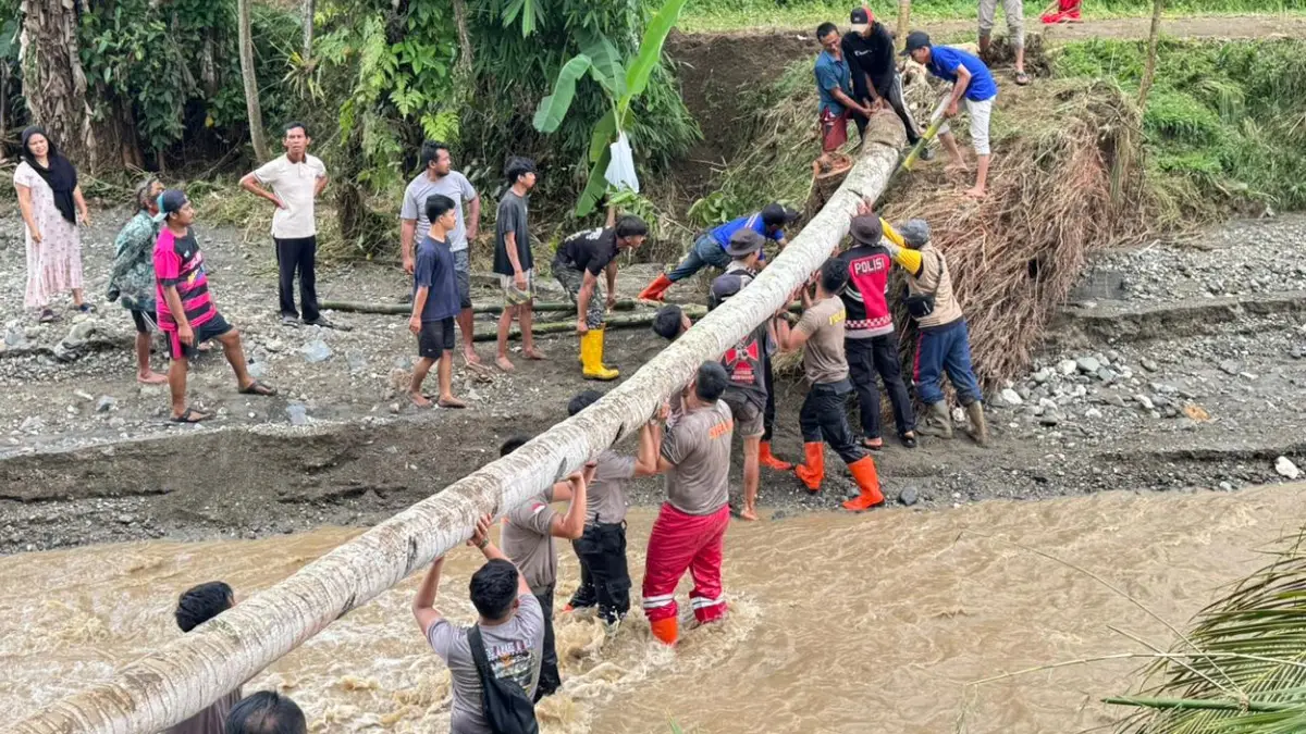 Gotong Royong Bangun Jembatan Darurat Pasca Bencana di Bojongsari Nyalindung Sukabumi